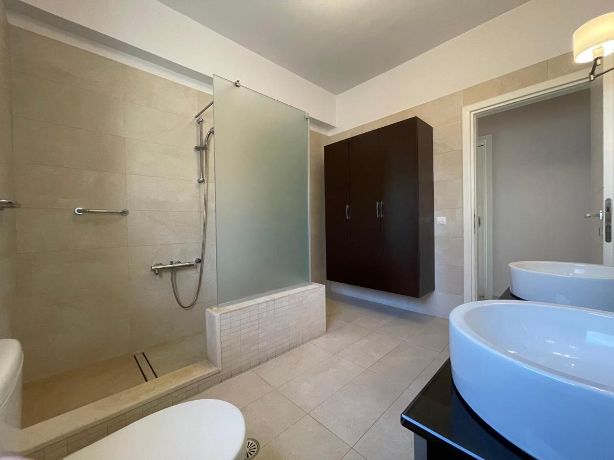 Luxury Villa Loutraki With Private Heated Pool 外观 照片